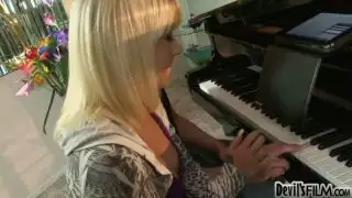 شقراء الساخنة تيسا تايلور الحصول على مارس الجنس على البيانو