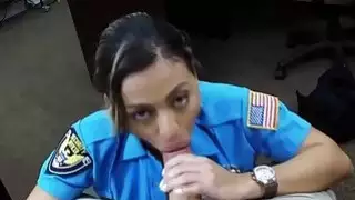 ضابط شرطة الكلبة تؤجر جسدها الساخن