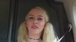 سوبر غريب محظوظ غريب هو نوع ما يكفي لالتقاط مثير غريس واللعنة حقها