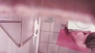 الأم بالتسلسل تجسست في الحمام