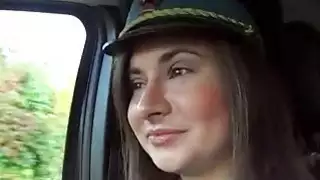 شرطية جذابة لاتويا hitchhikes ومارس الجنس في الأماكن العامة