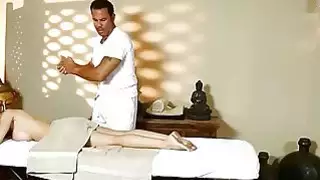فاتنة مذهلة على سرير تدليك خاص