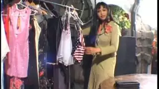 ميكا تان يتحقق من السراويل ويجد شيئًا مثيرًا للاهتمام