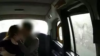مفلس امرأة سمراء الهواة راكب مسمر في المقعد الخلفي