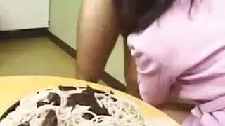 صغيرتي اليابان فاتنة يحب أكل المني مع طعامها