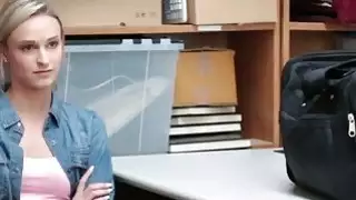 رائع شقراء في سن المراهقة مارس الجنس في غرفة التخزين
