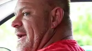الفتيات الجميلات ضجيجا أصدقائهن