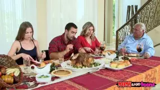 رجل محظوظ يمارس الجنس مع فتاته وأمها بصورة عاهرة كوري تشيس