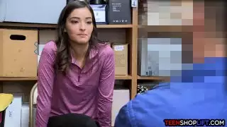 يحصل كسر في سن المراهقة shoplifter في سن المراهقة من قبل شروق مركز تجاري عال