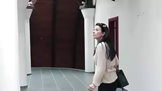 وأظهرت السيدة الشابة كيف تمتص الديك كما تفعل