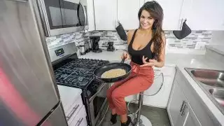 زوجة الأب تقدم اللسان المحب