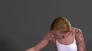 مكبلت فرعية مكبل من الخلف في زنزانة