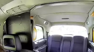 سائق سيارة أجرة وشم ضجيجا في الأحذية