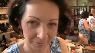 امرأة سمراء الجدة يحصل قرنية للشباب المتأنق في حفلة المنزل