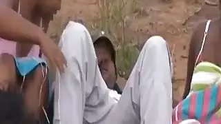 الرقيق الأفريقي يتمتع بضجيج في مجموعة في الهواء الطلق