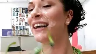 يمزح الفرخ الناضج بشغف مع حفر الشيز