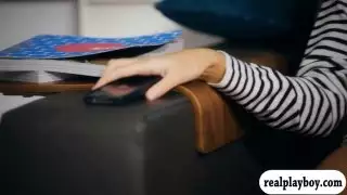 جنسي فتاة يشتكي كما هي coochie بالإصبع