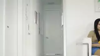 براد الملاعين كارلي بكر بجانب أمهم في السرير