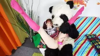 شاب امرأة سمراء يستمني لعبة وردي