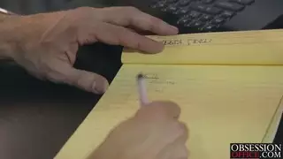 دانيكا ديلون تخرج من ثديها العصير الكبير في المكتب