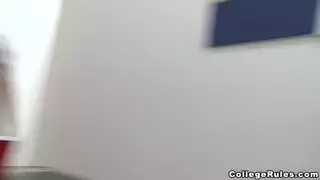 فتاة جامعية تعطي رأسها بينما يراقبها أصدقاؤها