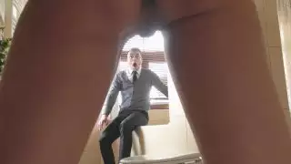 الجمال الداكن المشعر تمتص الملاعين في حوض الاستحمام