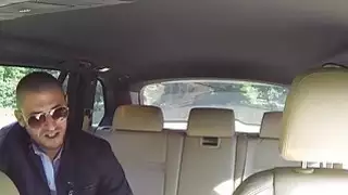 الرجل الايطالي بانجس ضخمة سائق سيارة أجرة الثدي في مكان عام