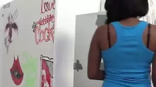 أسود sista هاتف جنس بينما يستمتع مجد ثقب اللسان