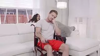 سخيف كبير حلمة الثدي فرنك غيني في زي ممرضة