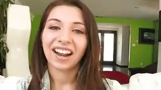 Slutty في سن المراهقة كتي مارس الجنس و facial بوضعه بواسطة ضخم شاق قضيب