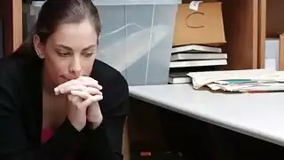 مراهق بصورة عاهرة Bobbi Dylan هي لص لذا يجب معاقبةها بشدة