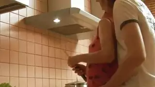 يسجل زوجين الهواة الساخنة جنسهم في المطبخ