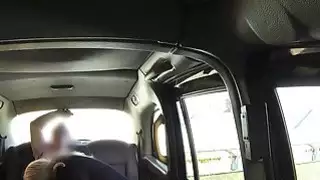 التعشير و اللسان في سيارة أجرة مزورة