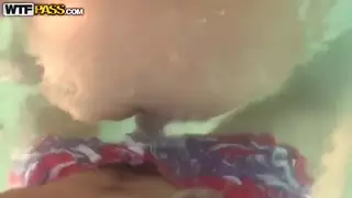الدير هو سخيف مع عشيق داخل مياه البحر