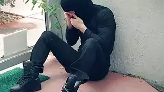 في سن المراهقة Mekeena أجبرت على ضرب الديك طويلة لص