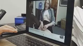 الطالب الذي يذاكر كثيرا يمسك وزير perky بالإصبع