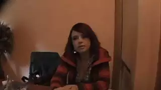 مثير خشب الأبنوس حبيبي يعطي اللسان في الهواء الطلق