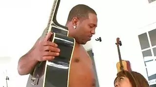 سلوتي آبي استغل من قبل الديك الأسود الكبير