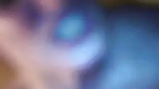 انها تأخذ بوف الوجه ضخمة