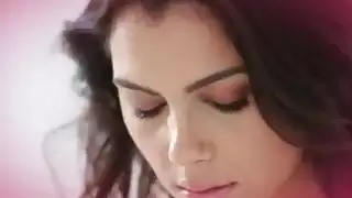 امرأة سمراء تحاول أن تناسب الديك ضخمة في بوسها ضيق
