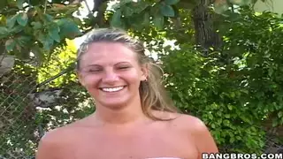 تقبل هورن كيت الدعوة لركوب سيارة مع اثنين من الرجال