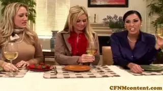 Femdom milfs تسمير الفرعية في مجموعة CFNM