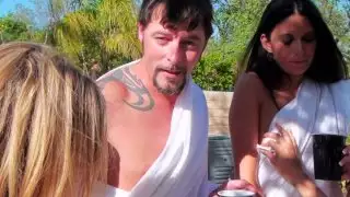 فراخ غريب تايلور داري ، كيمبر كاي ، نيكي دانيلز تمتص ديك بالقرب من حمام السباحة