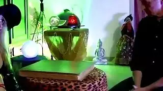 شقراء في سن المراهقة قرنية يأخذ القديم خفقان عصا الخفقان