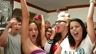 Playgirl Babe يسعد الرجل بسرور عن طريق الفم