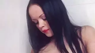 تفوح منه رائحة العرق girl4girl تتمتع حزام في الحمام