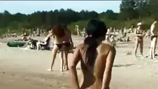 عارية 19yo المشي حول الشاطئ
