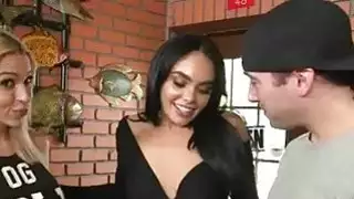 فتاتان يمارسان الجنس غريبًا