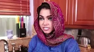 ادا قطرات على ركبتها لامتصاص صاحب الديك