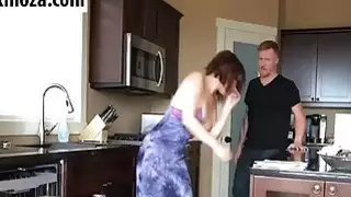 الزوجة المثالية في المطبخ